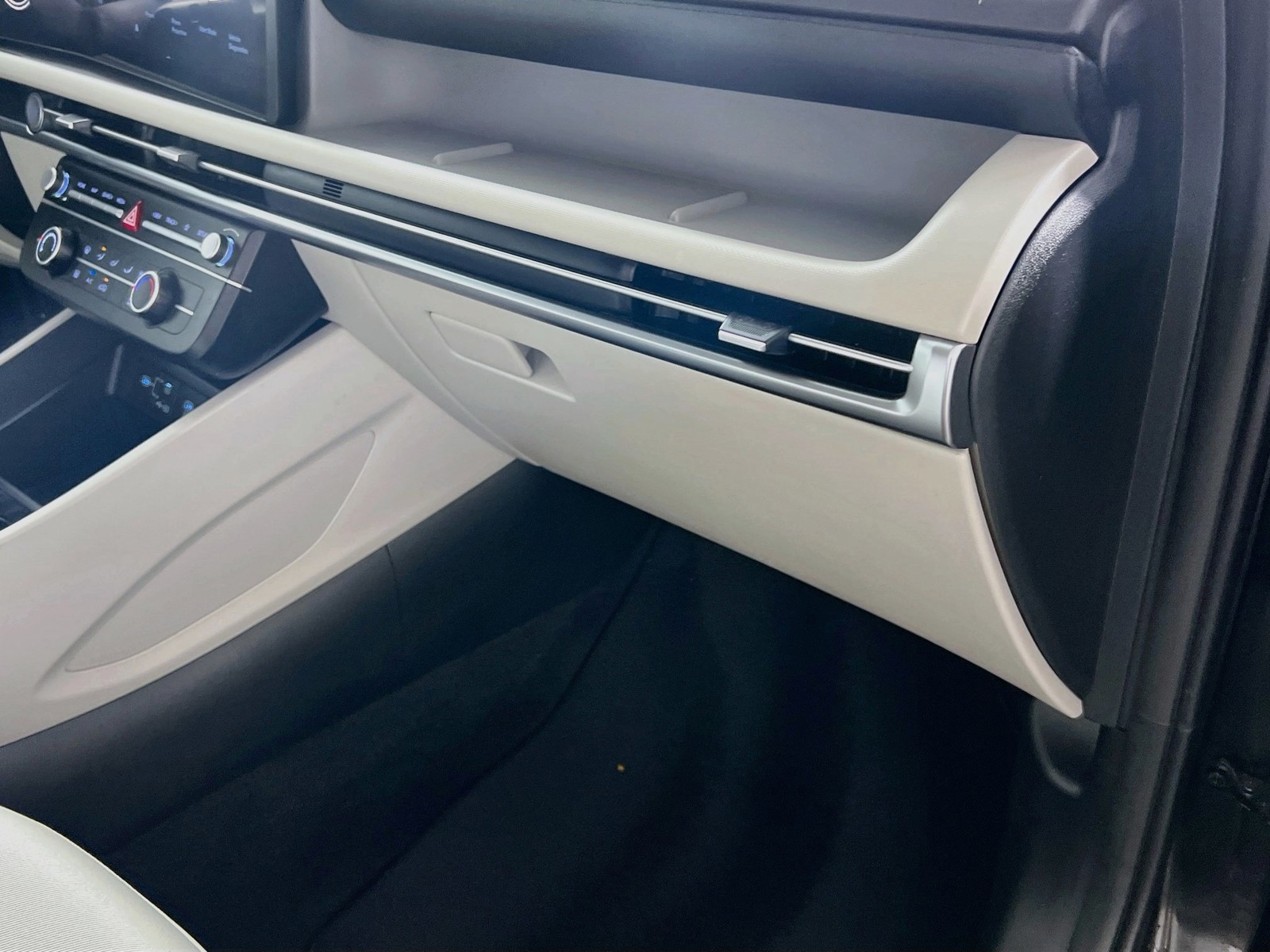 Used 2025 Phantom Black Hyundai SE image 31
