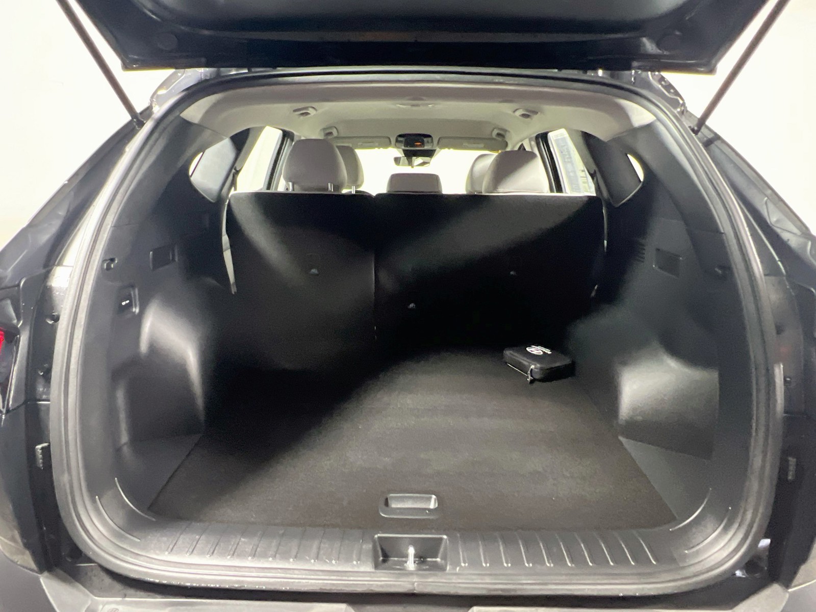 Used 2025 Phantom Black Hyundai SE image 30