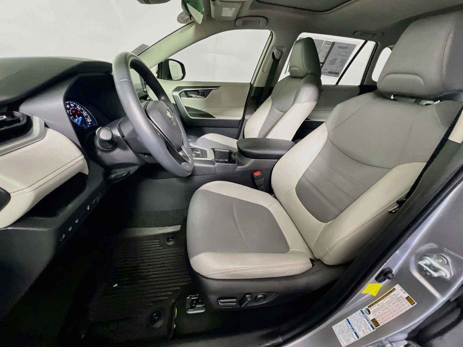 Used 2022 Silver Sky Metallic Toyota XLE Premium image 12