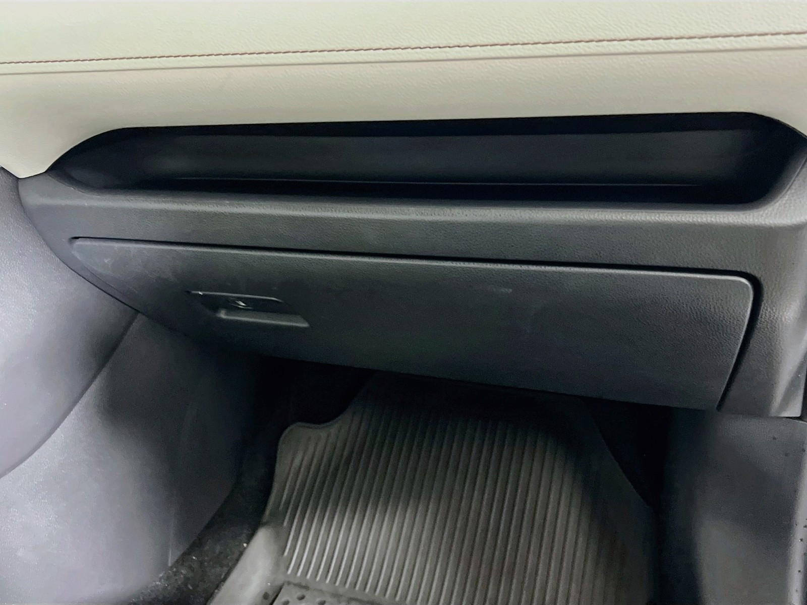 Used 2022 Silver Sky Metallic Toyota XLE Premium image 31