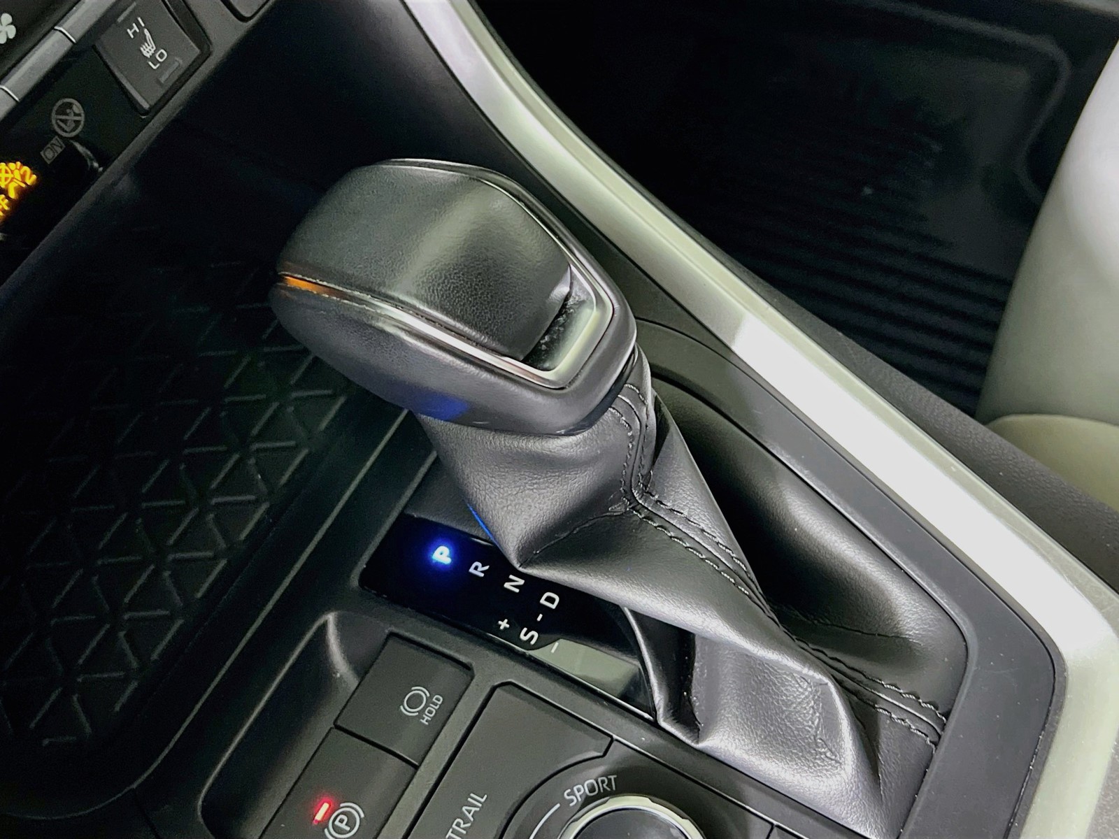 Used 2022 Silver Sky Metallic Toyota XLE Premium image 21