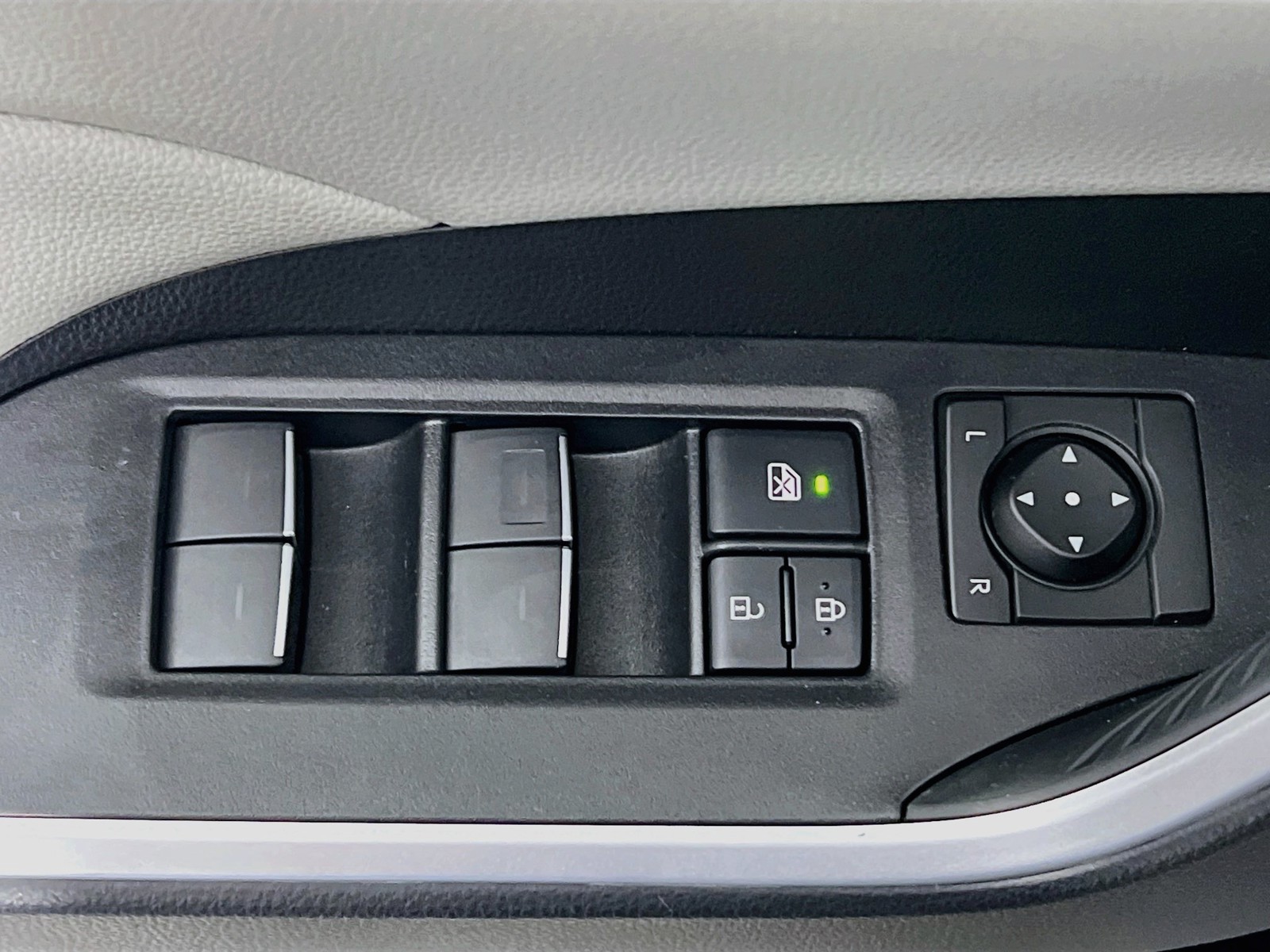 Used 2022 Silver Sky Metallic Toyota XLE Premium image 14