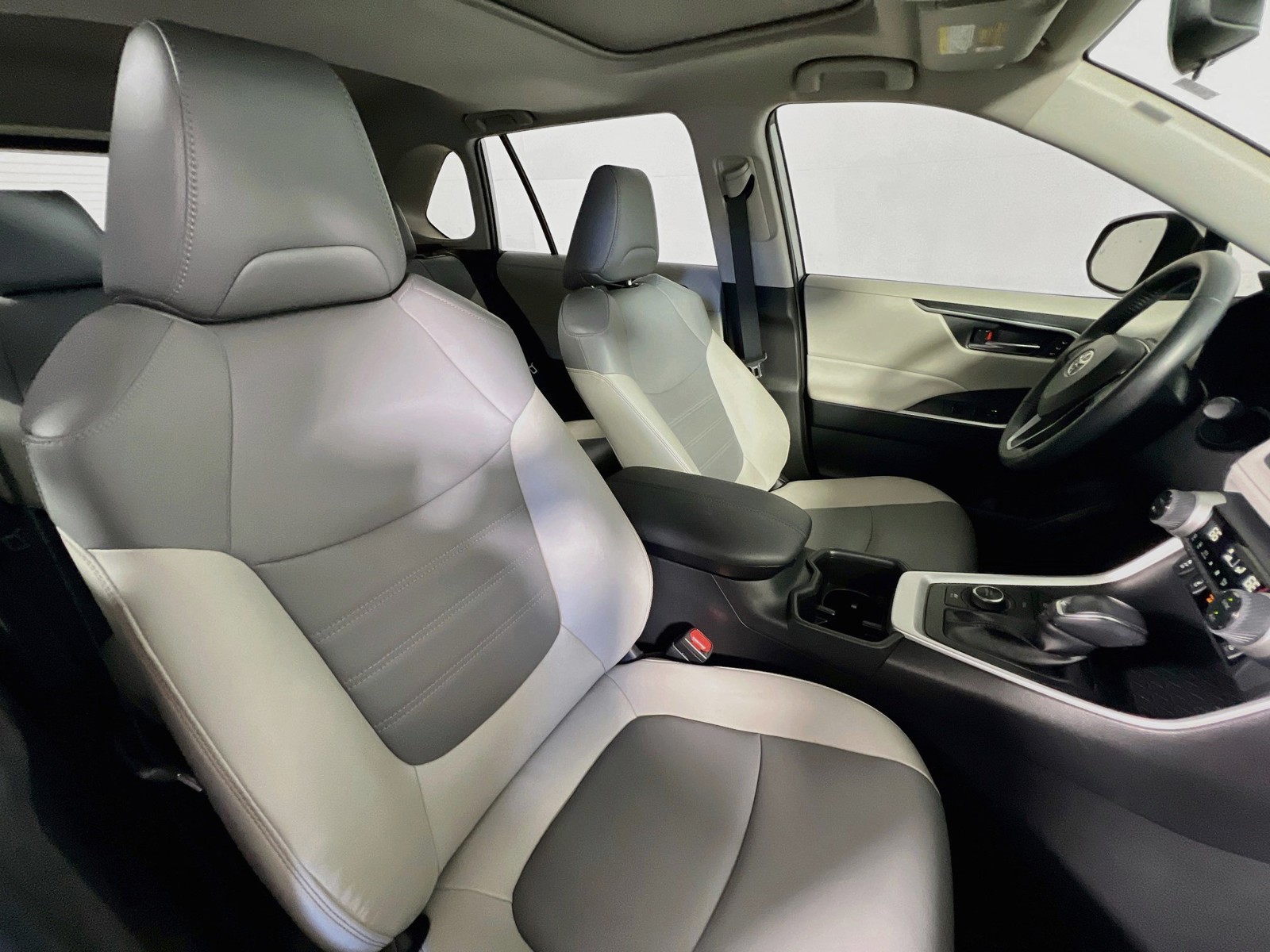 Used 2022 Silver Sky Metallic Toyota XLE Premium image 27