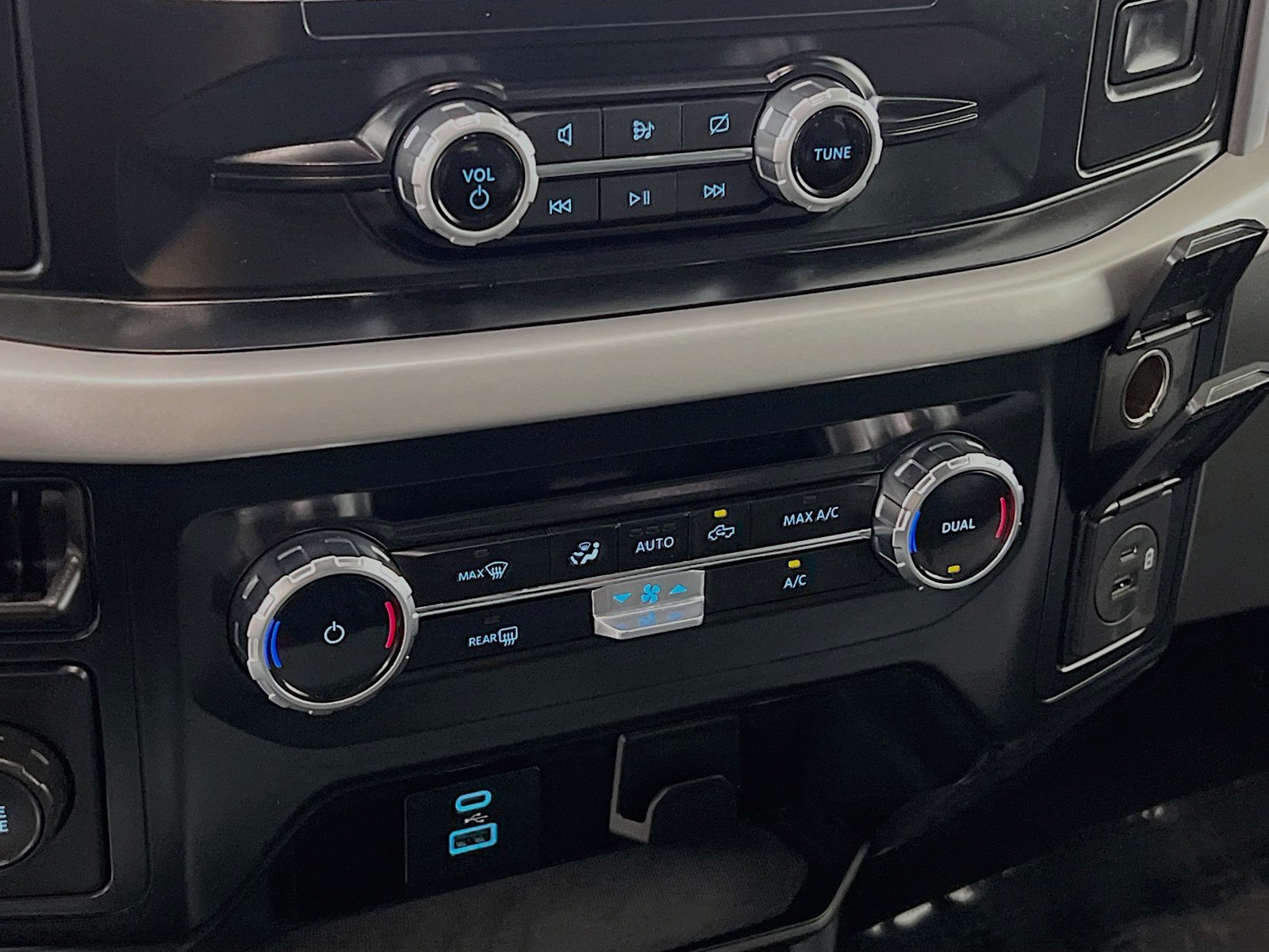 Used 2023 Oxford White Ford XLT image 22