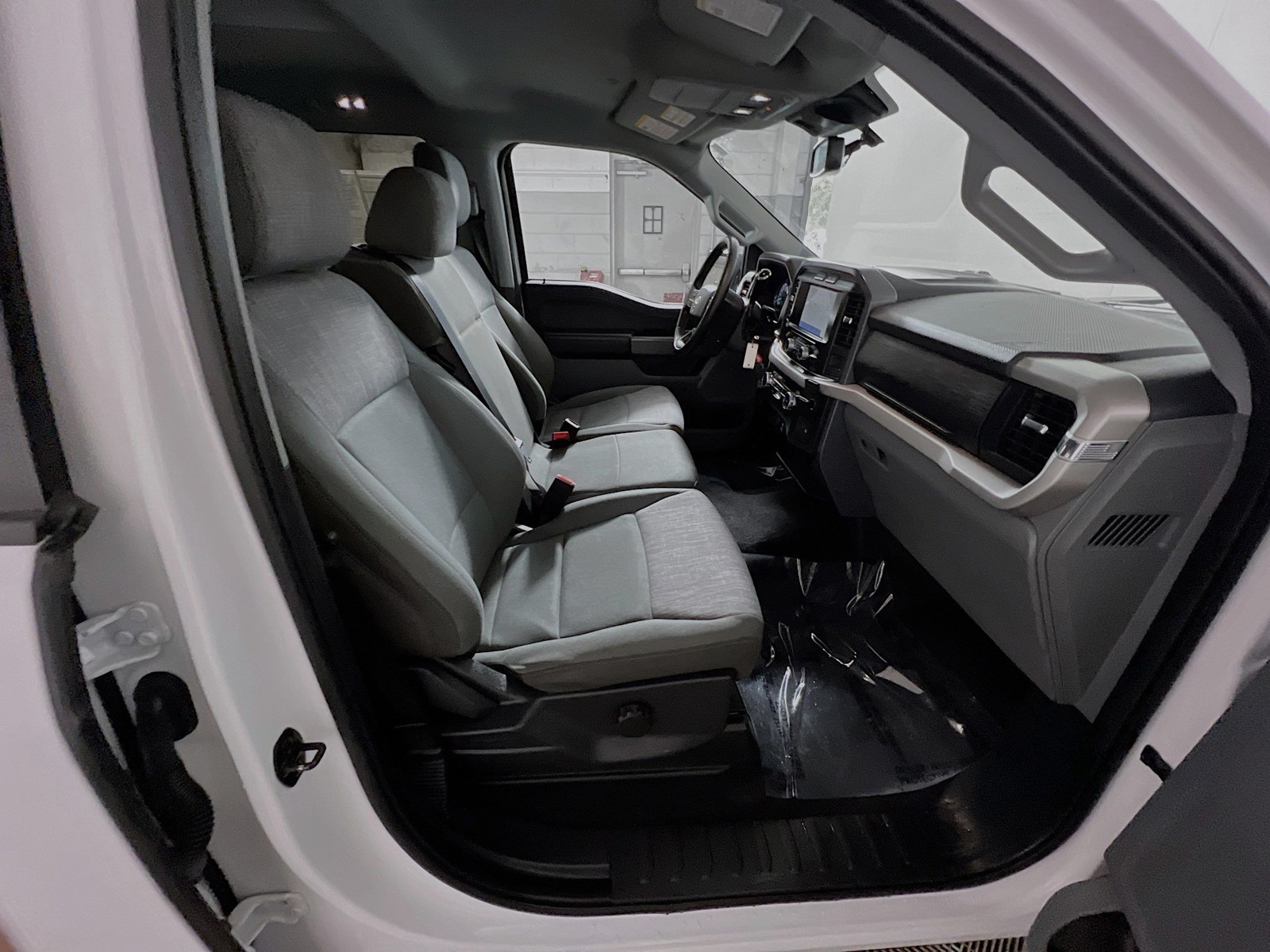 Used 2023 Oxford White Ford XLT image 27