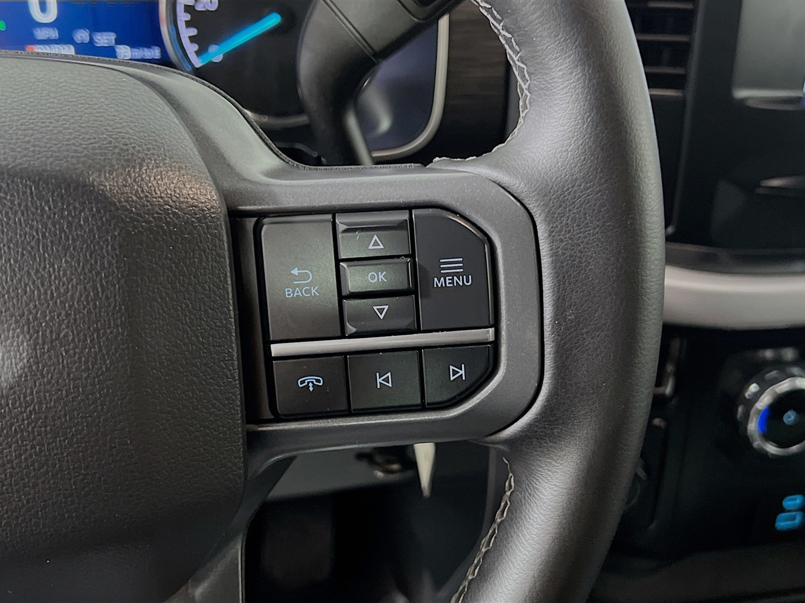 Used 2023 Oxford White Ford XLT image 17