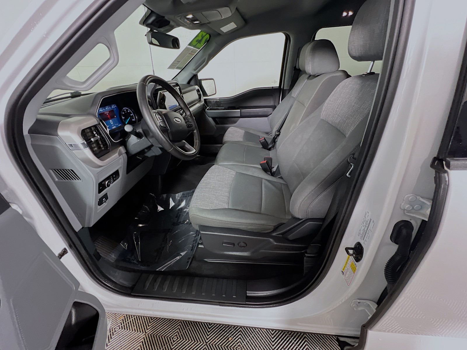 Used 2023 Oxford White Ford XLT image 12