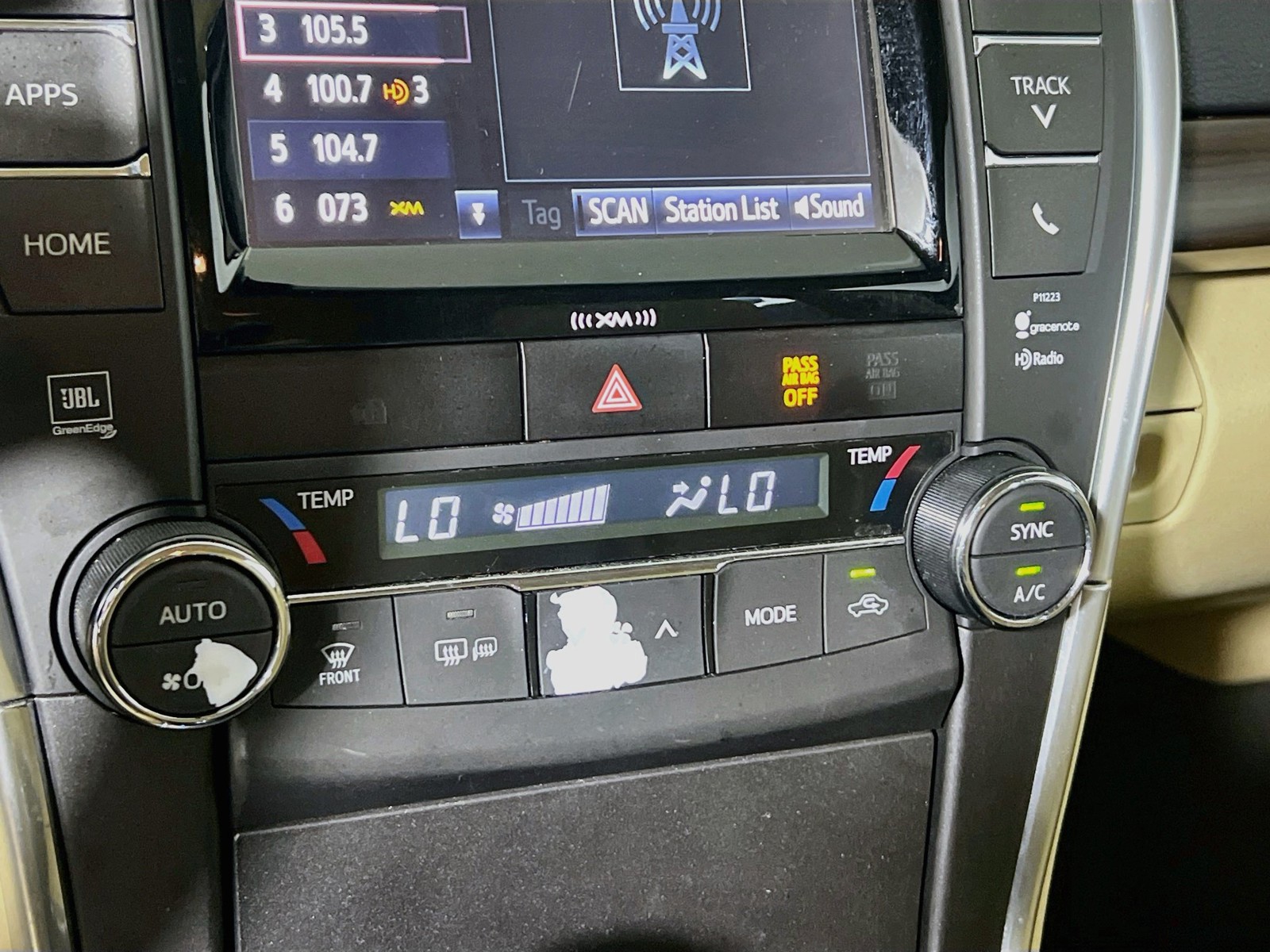 Used 2017 Creme Brulee Mica Toyota XLE image 22