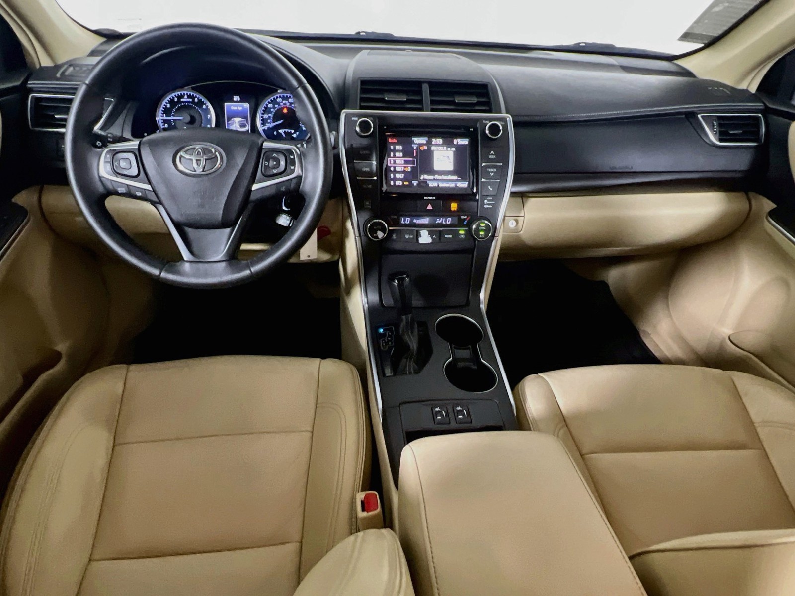 Used 2017 Creme Brulee Mica Toyota XLE image 25
