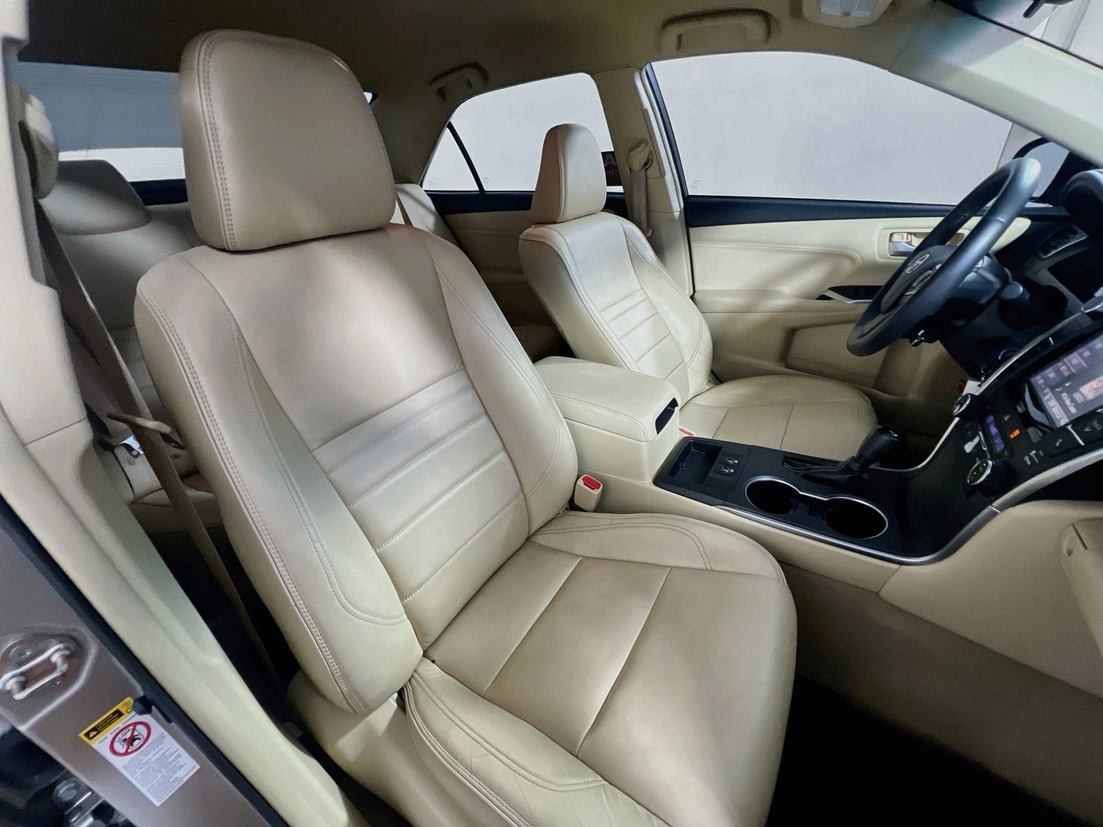 Used 2017 Creme Brulee Mica Toyota XLE image 26