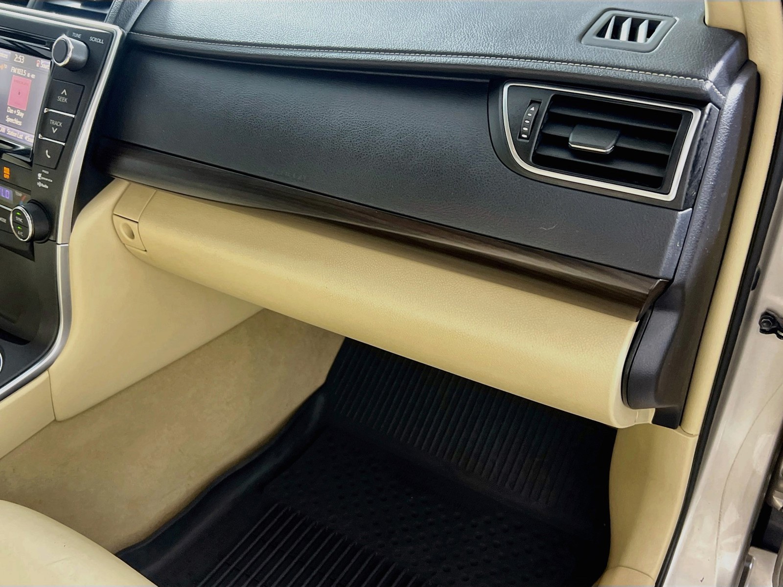 Used 2017 Creme Brulee Mica Toyota XLE image 30