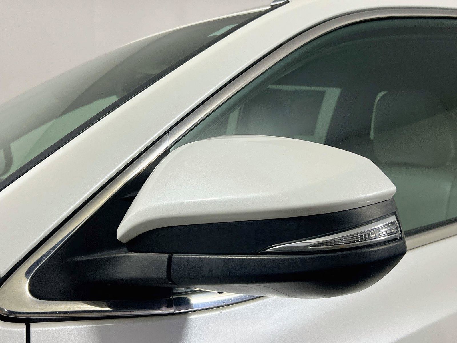 Used 2018 Blizzard Pearl Toyota XLE image 10