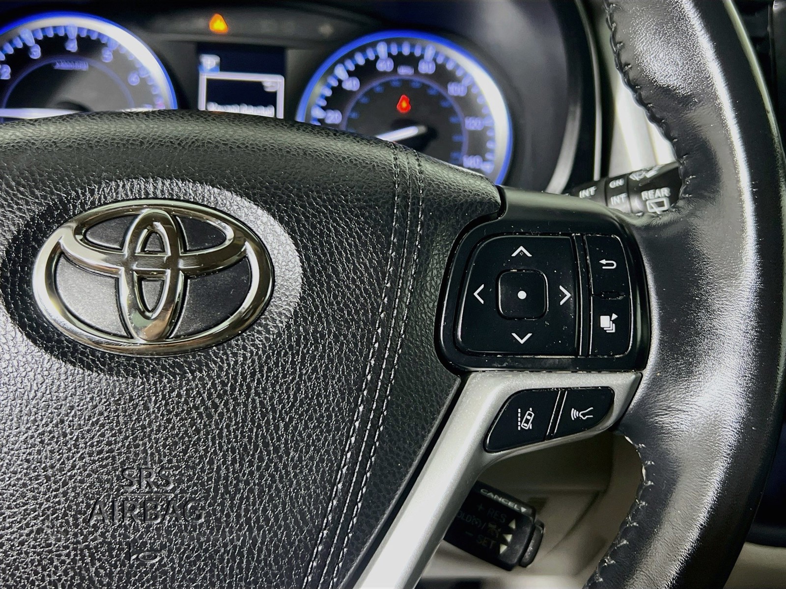 Used 2018 Blizzard Pearl Toyota XLE image 17