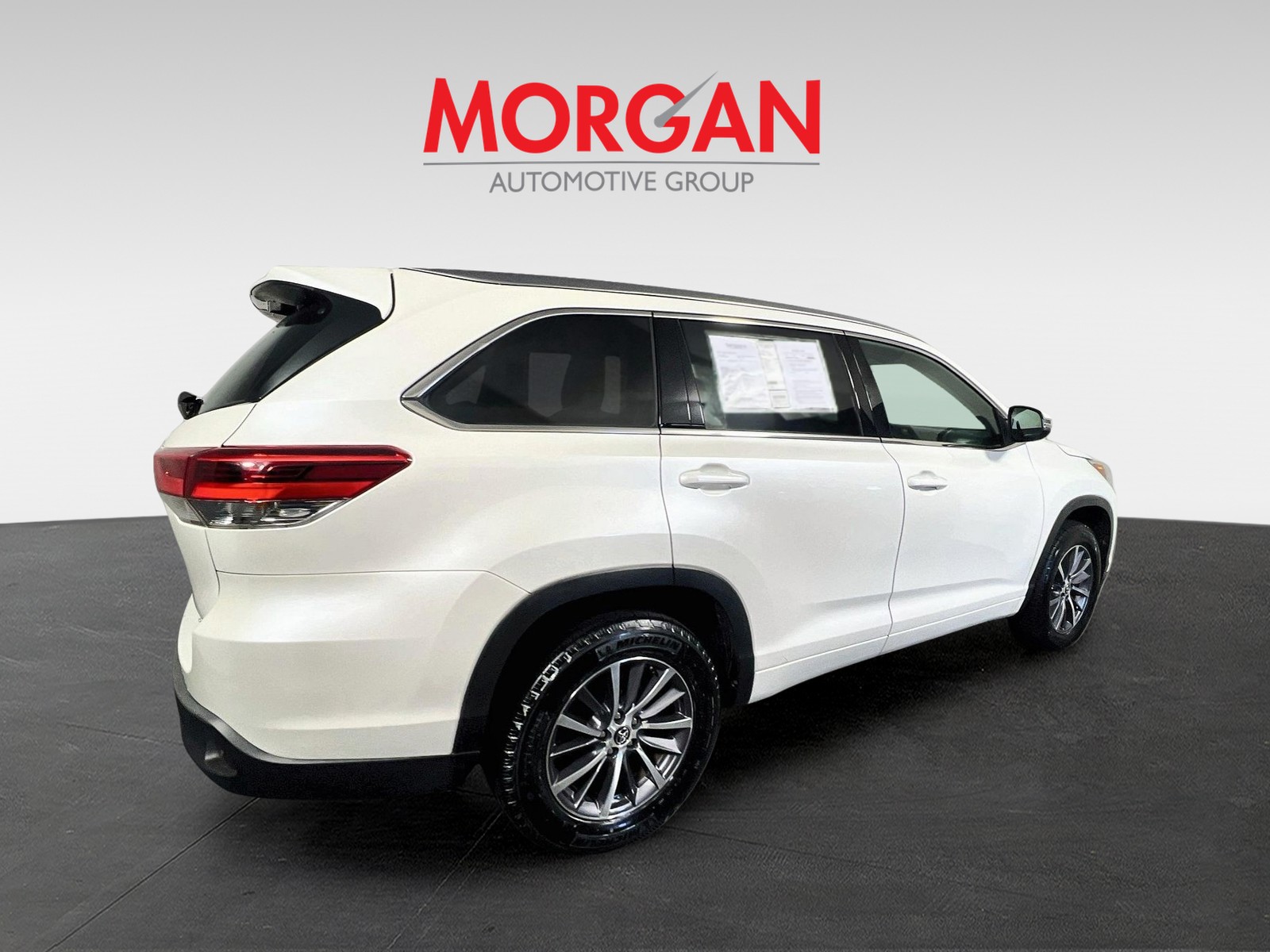 Used 2018 Blizzard Pearl Toyota XLE image 3