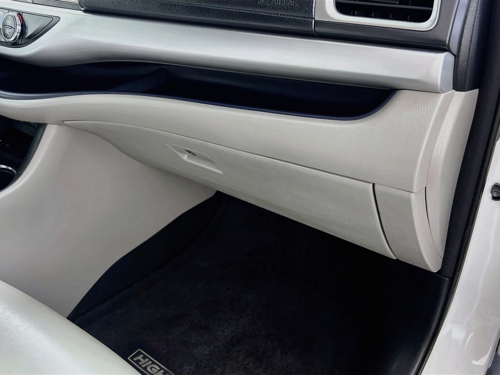 Used 2018 Blizzard Pearl Toyota XLE image 31