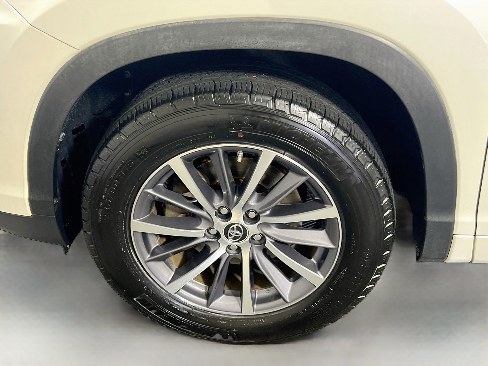 Used 2018 Blizzard Pearl Toyota XLE image 11