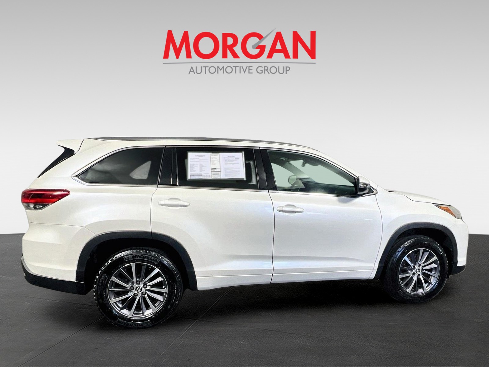 Used 2018 Blizzard Pearl Toyota XLE image 2