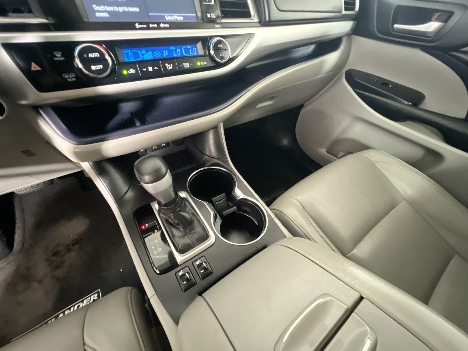 Used 2018 Blizzard Pearl Toyota XLE image 22