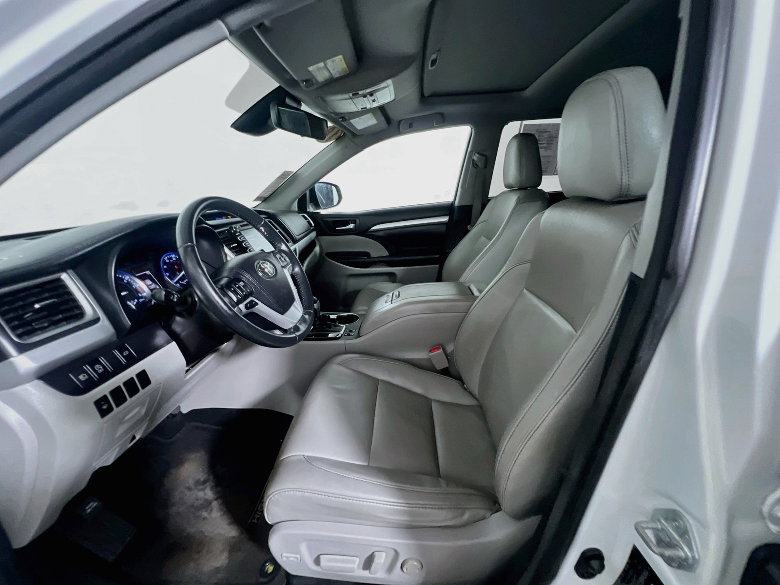 Used 2018 Blizzard Pearl Toyota XLE image 12