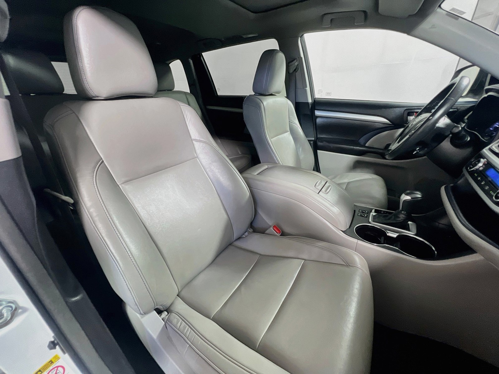 Used 2018 Blizzard Pearl Toyota XLE image 27