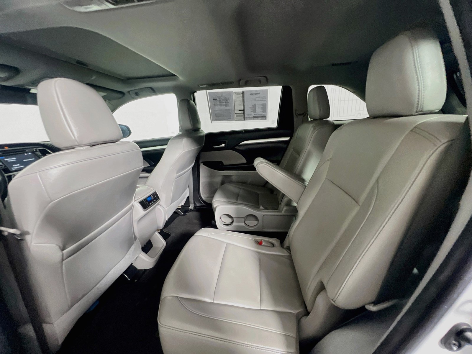 Used 2018 Blizzard Pearl Toyota XLE image 25
