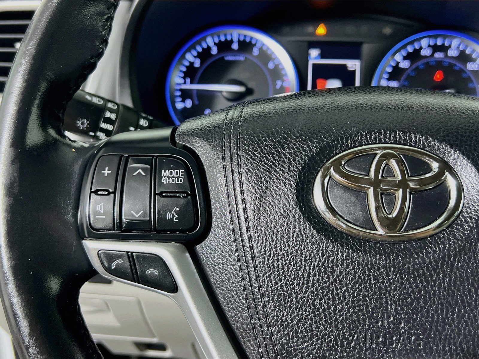 Used 2018 Blizzard Pearl Toyota XLE image 16