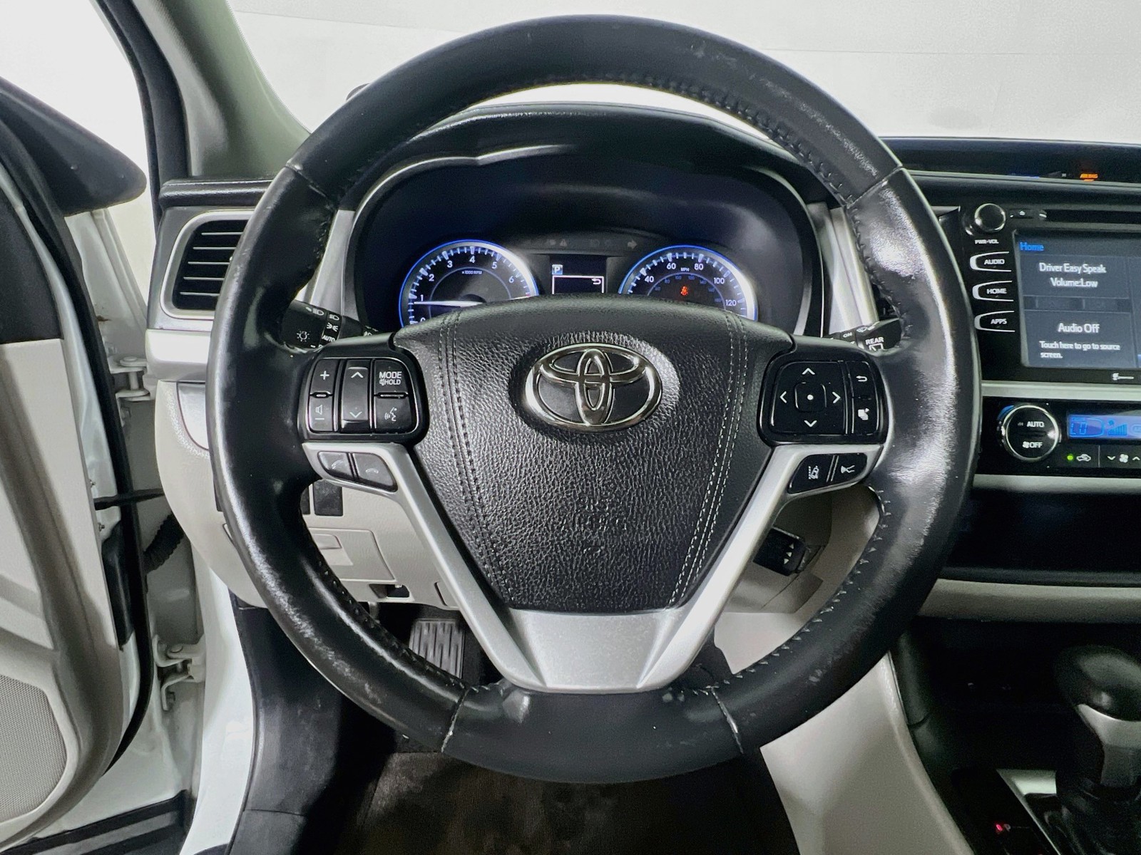 Used 2018 Blizzard Pearl Toyota XLE image 15