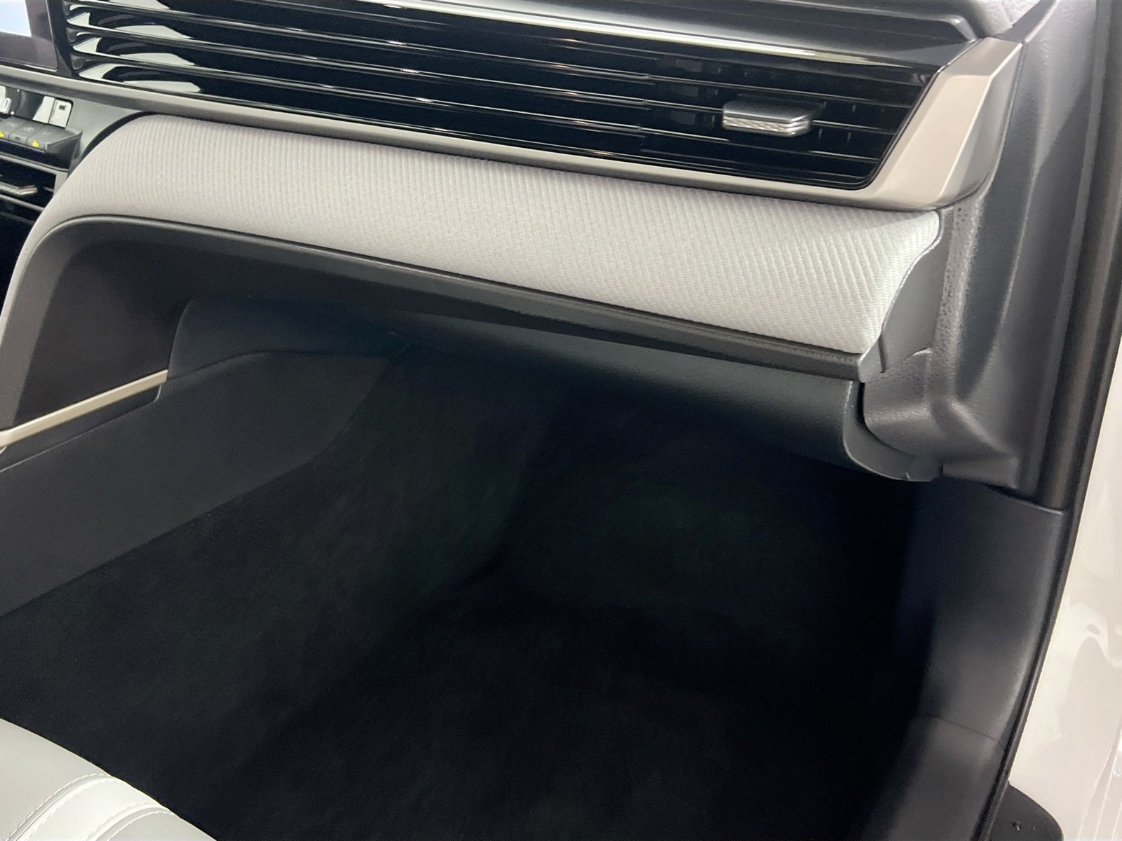 Used 2026 Ice Cap Toyota SE image 31