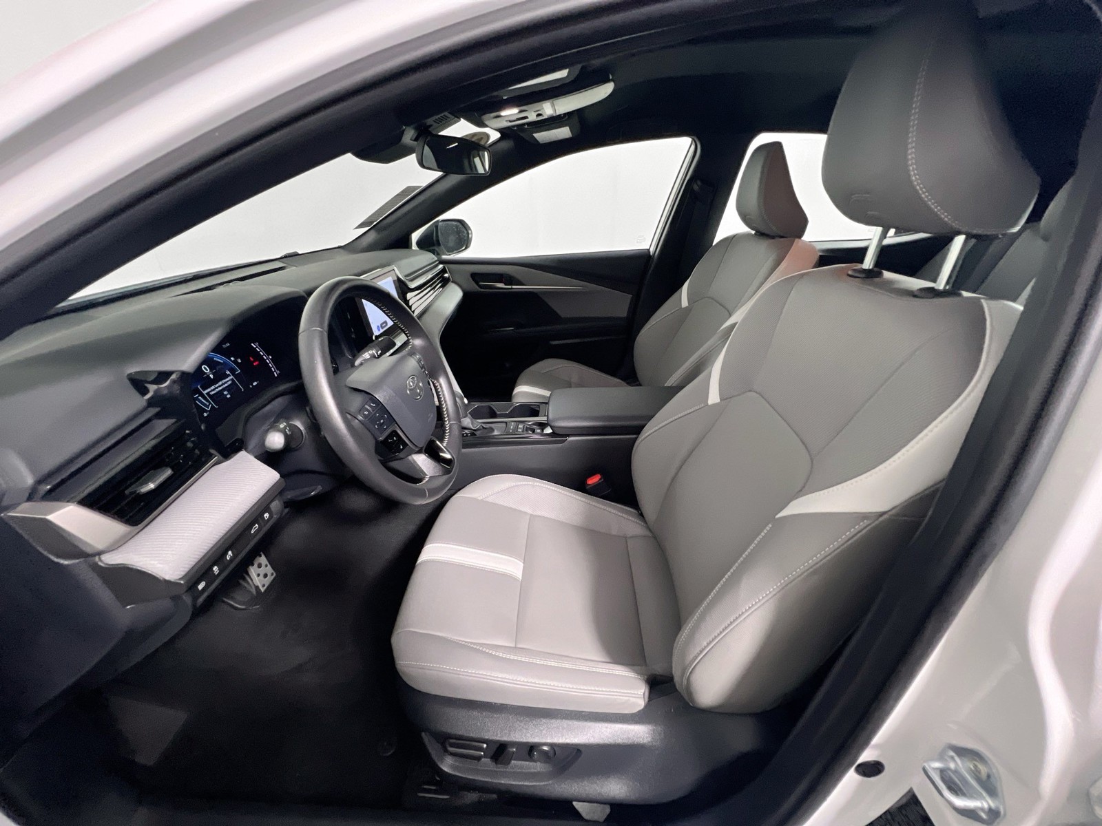 Used 2026 Ice Cap Toyota SE image 12