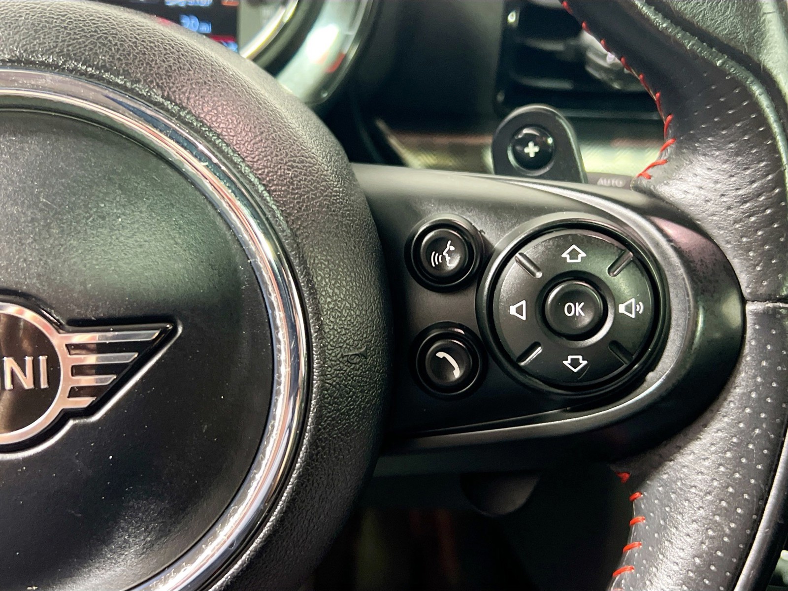 Used 2020 Midnight Black Metallic MINI Iconic image 11