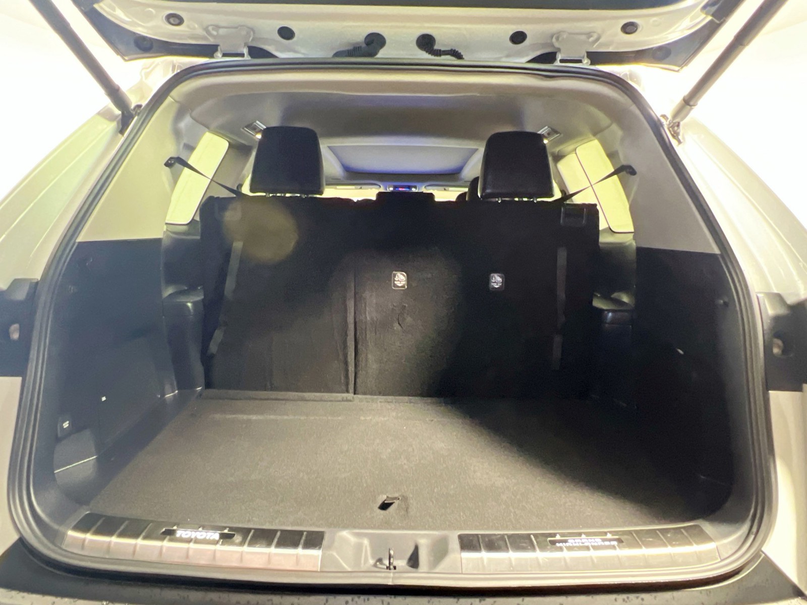 Used 2025 Wind Chill Pearl Toyota Limited image 30