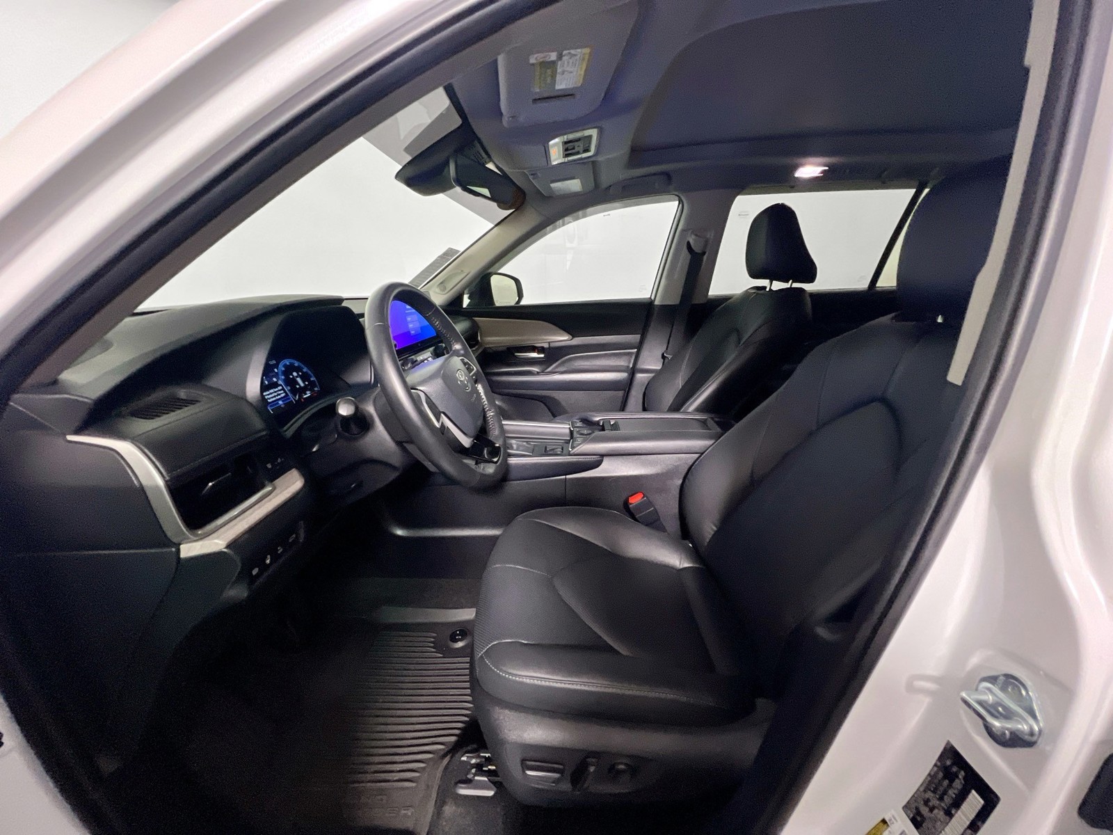 Used 2025 Wind Chill Pearl Toyota Limited image 12
