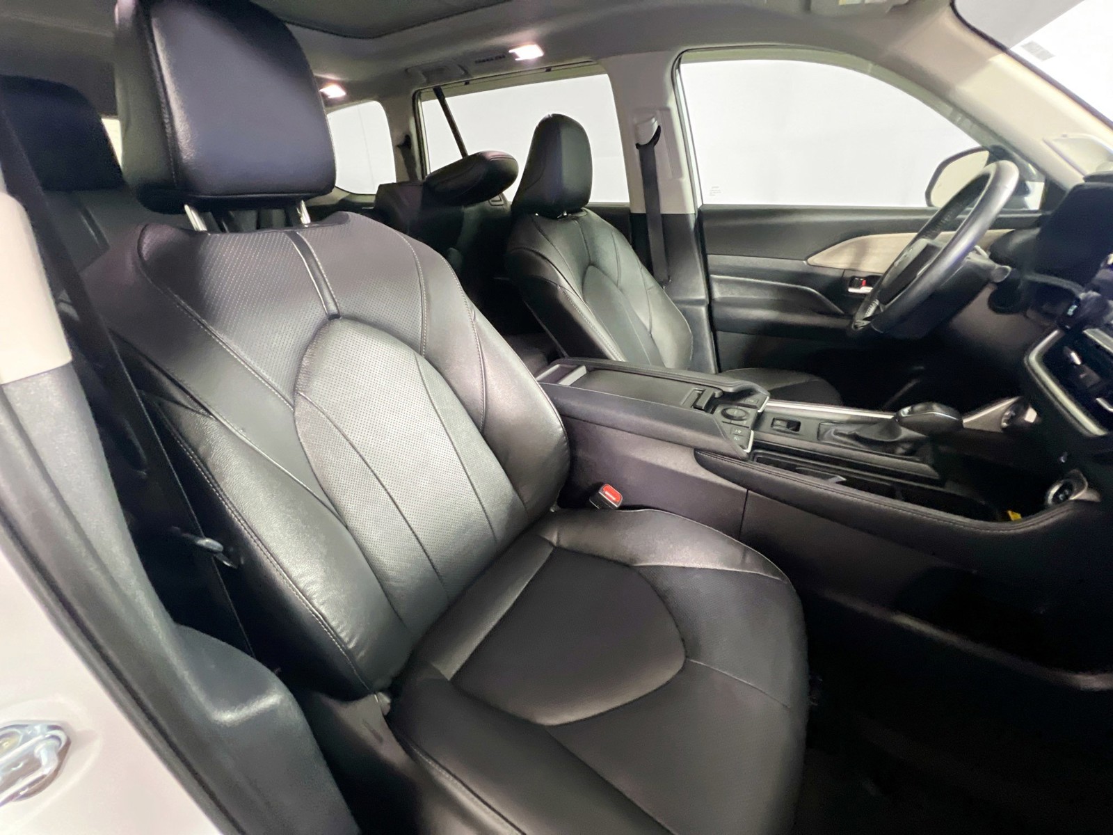 Used 2025 Wind Chill Pearl Toyota Limited image 27