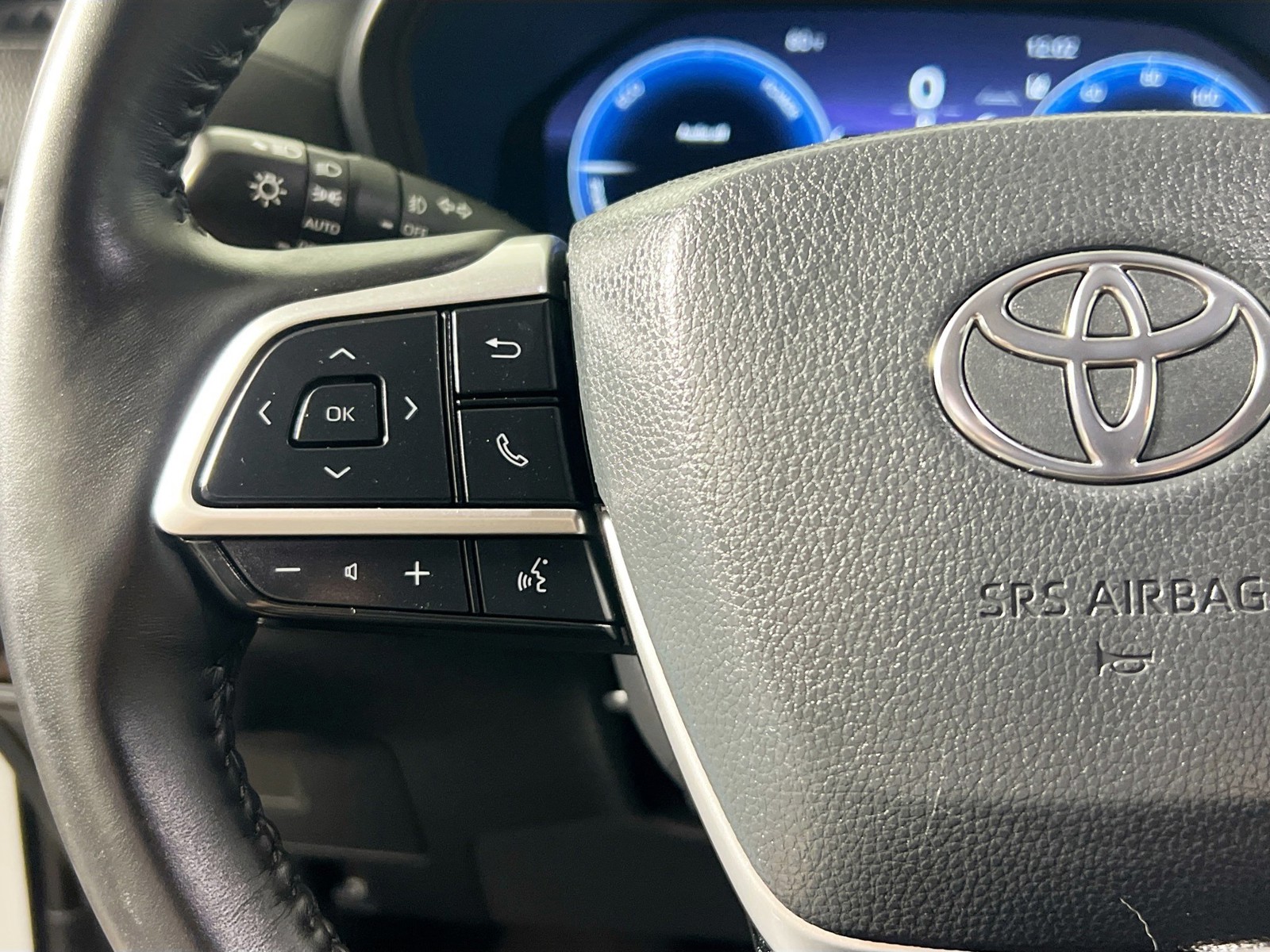 Used 2025 Wind Chill Pearl Toyota Limited image 16