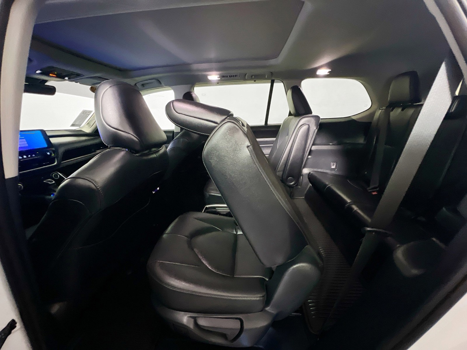 Used 2025 Wind Chill Pearl Toyota Limited image 25