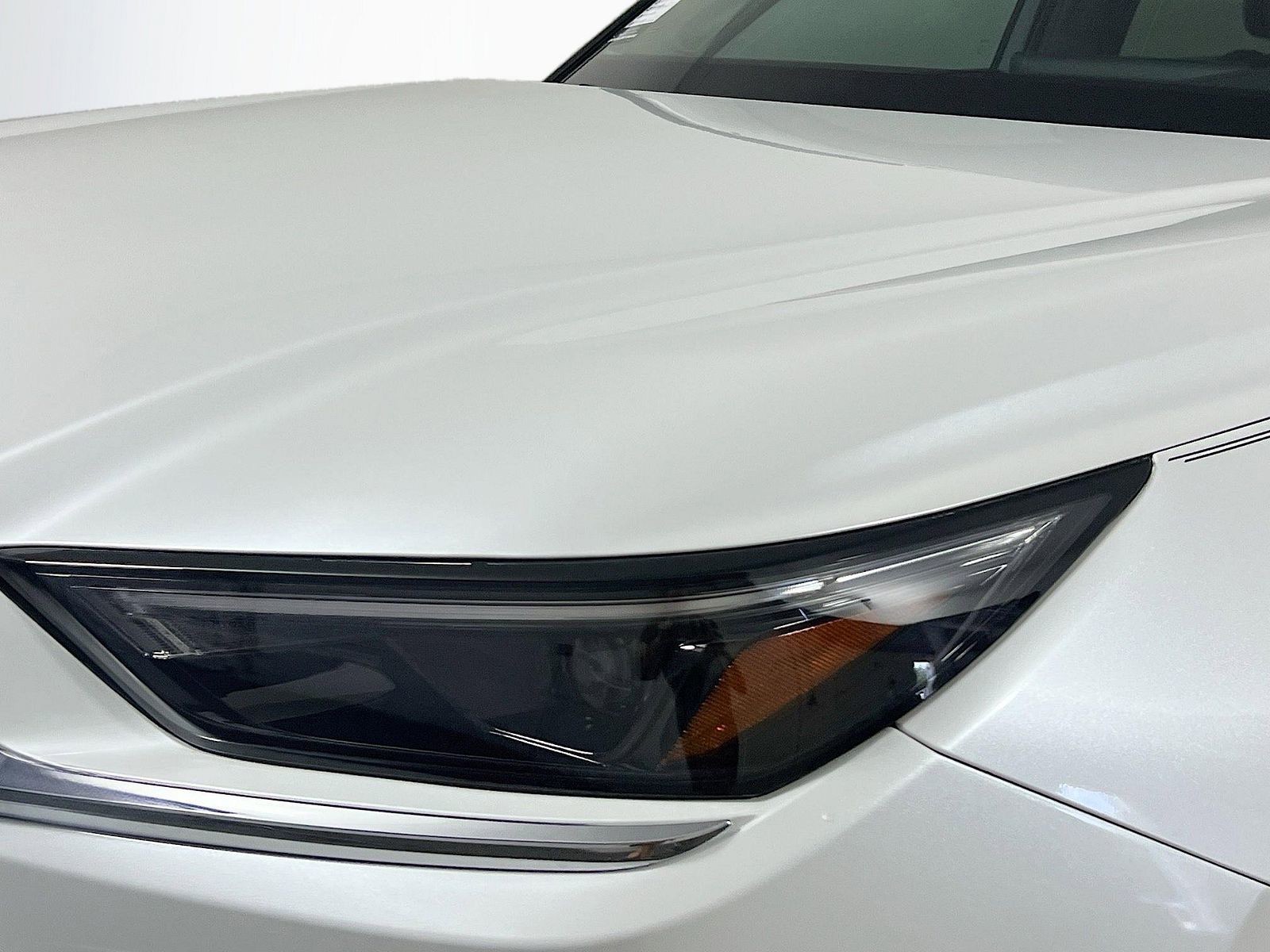 Used 2025 Wind Chill Pearl Toyota Limited image 9