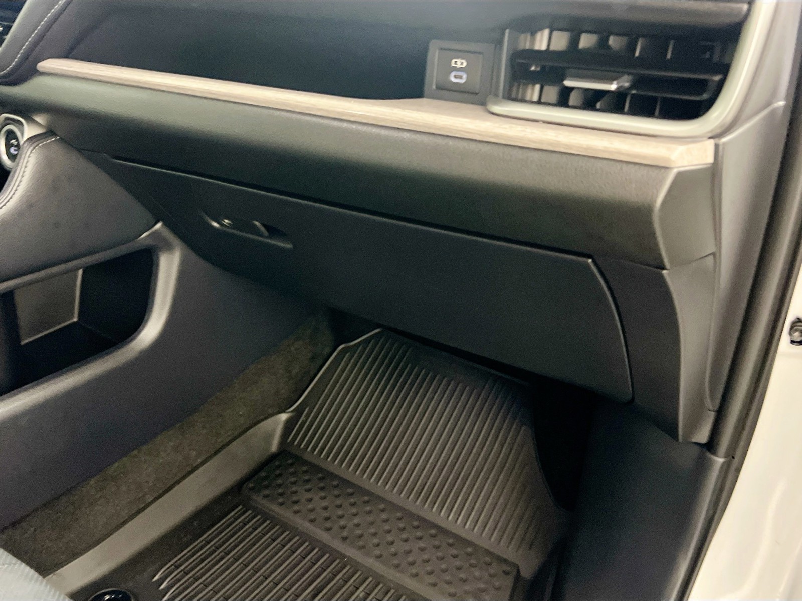 Used 2025 Wind Chill Pearl Toyota Limited image 31