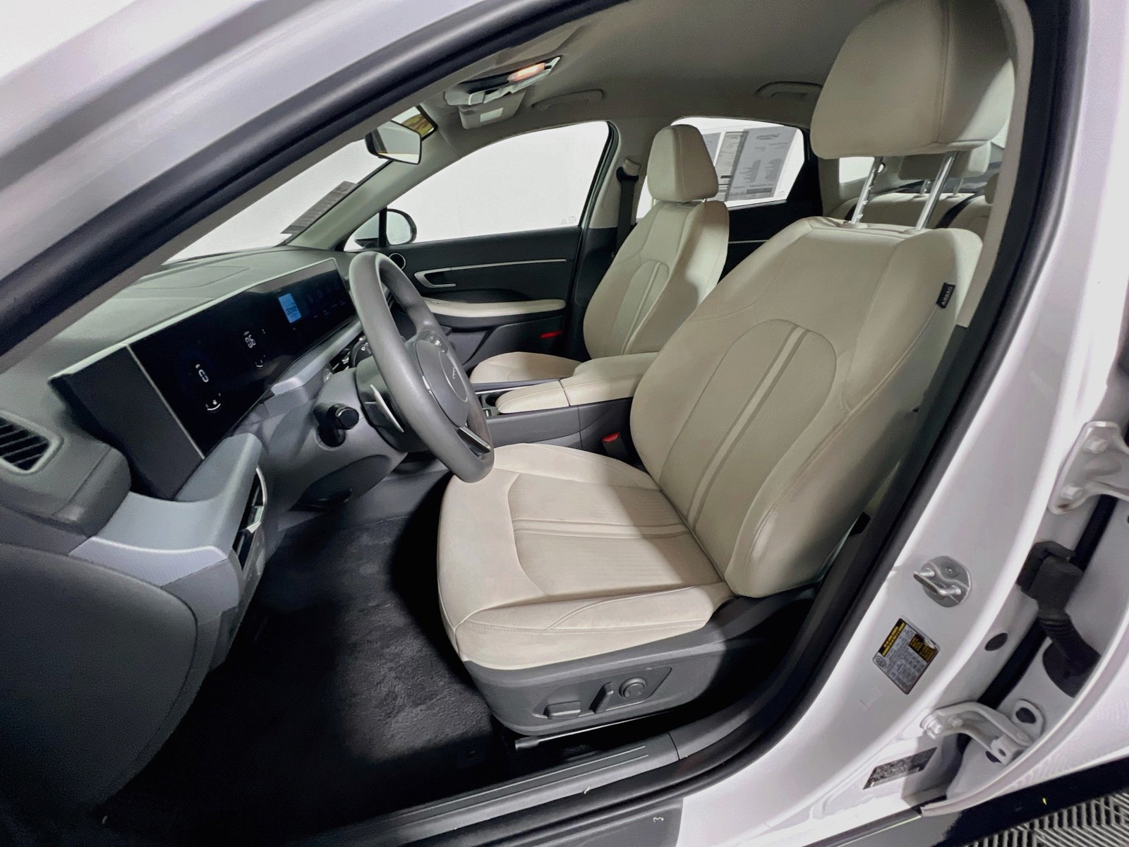 Used 2025 Serenity White Hyundai SEL image 12