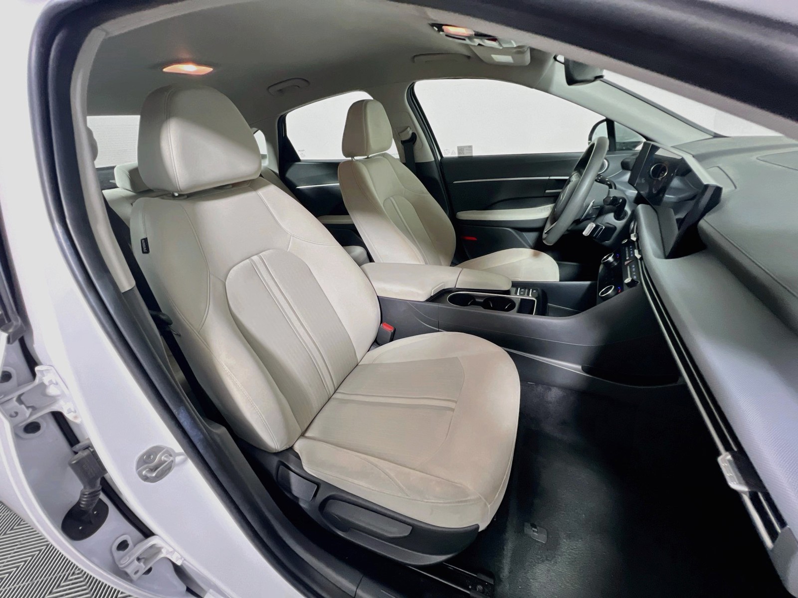 Used 2025 Serenity White Hyundai SEL image 28
