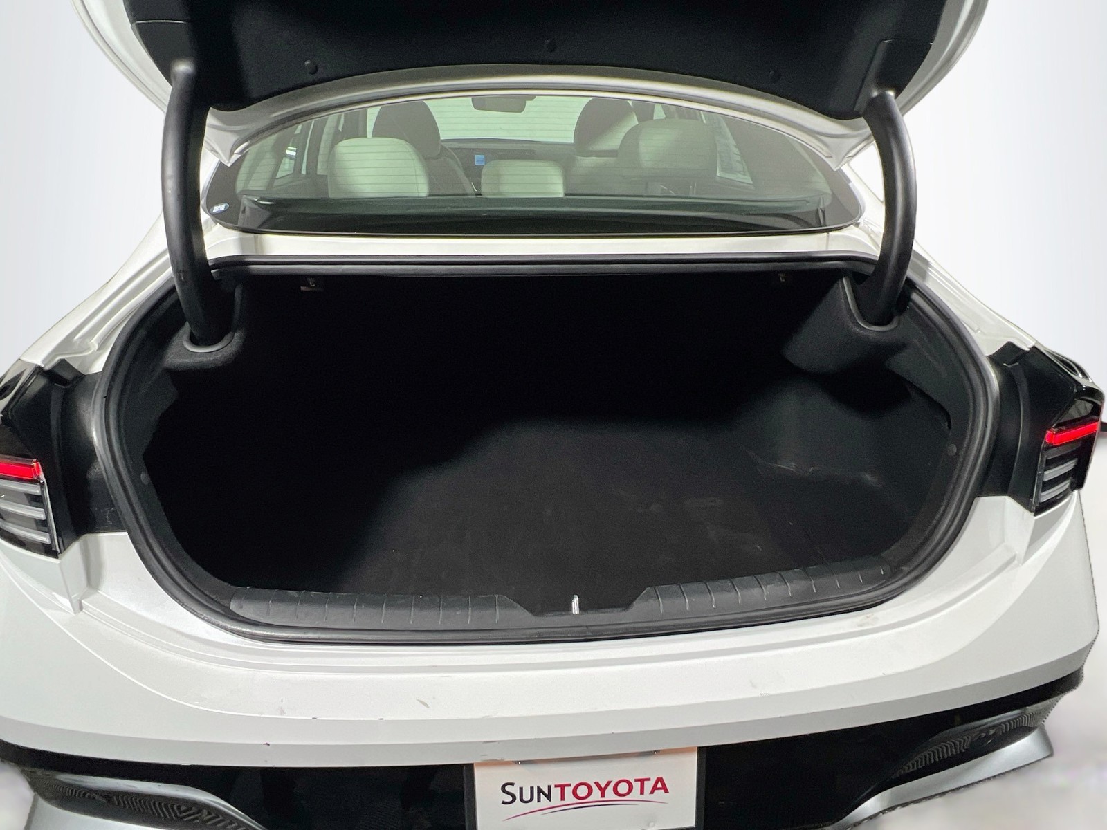 Used 2025 Serenity White Hyundai SEL image 31
