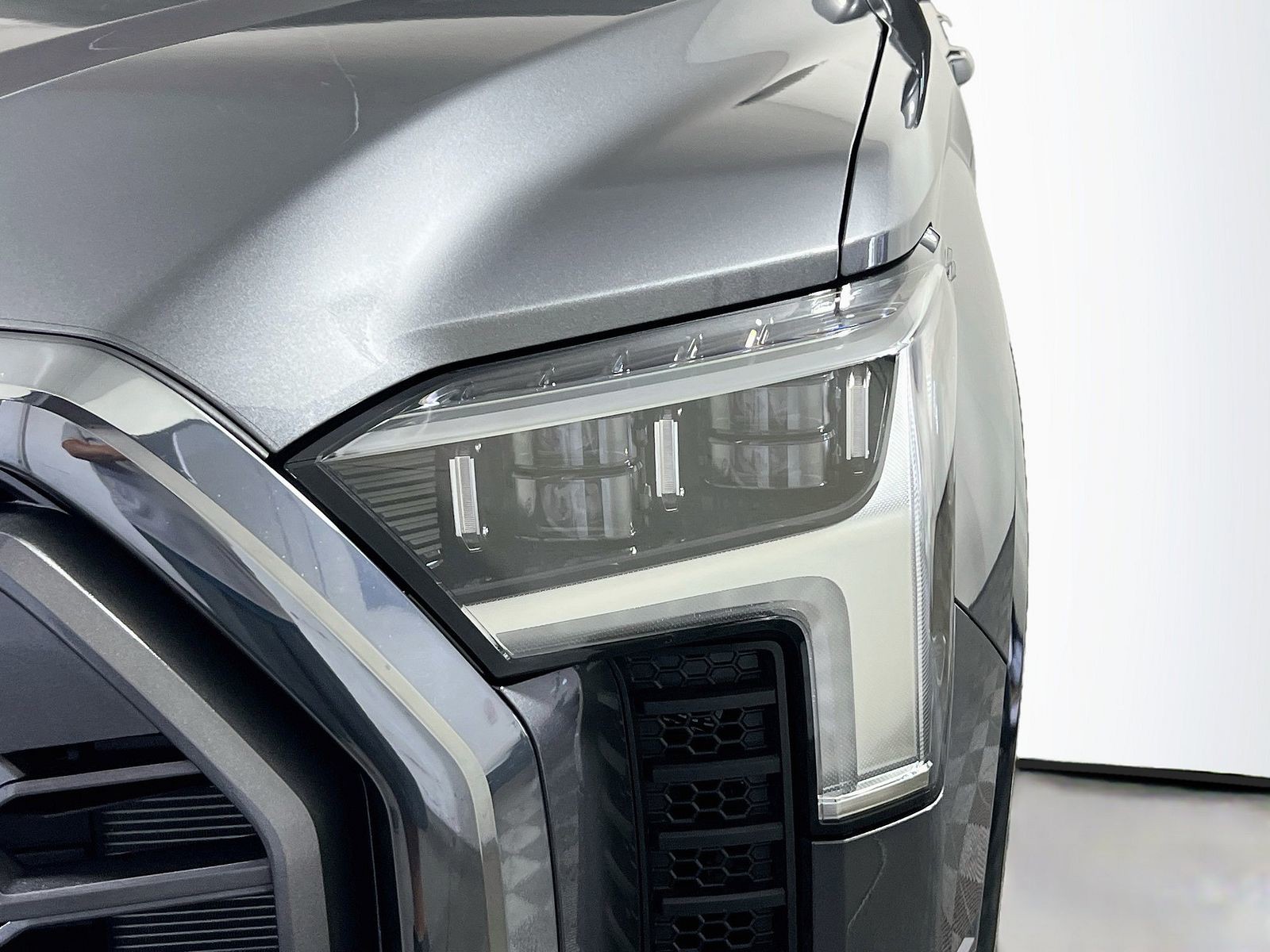 New 2026 Magnetic Gray Metallic Toyota Platinum image 9