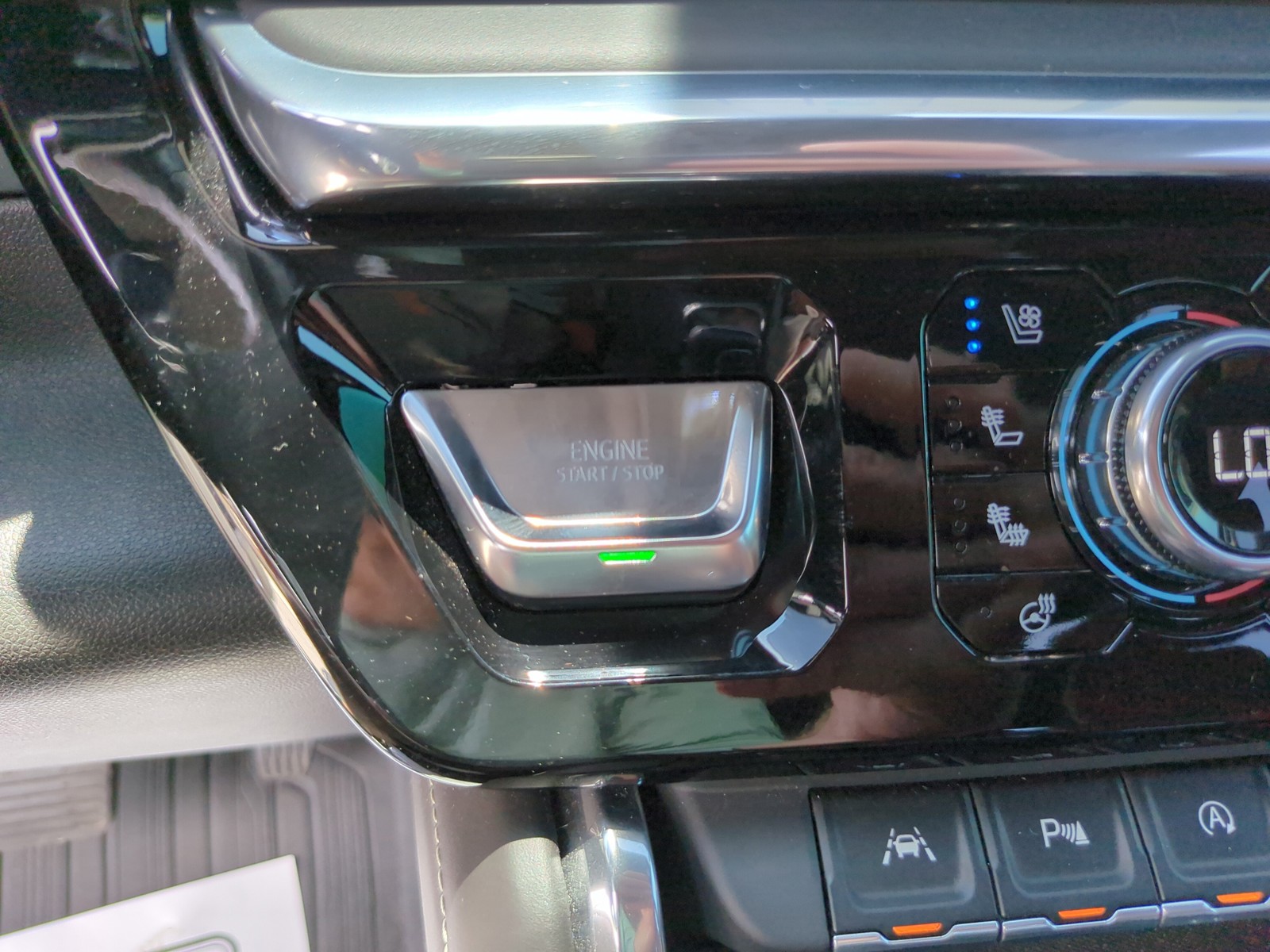 Certified Used 2022 Silver GMC Denali Ultimate image 30