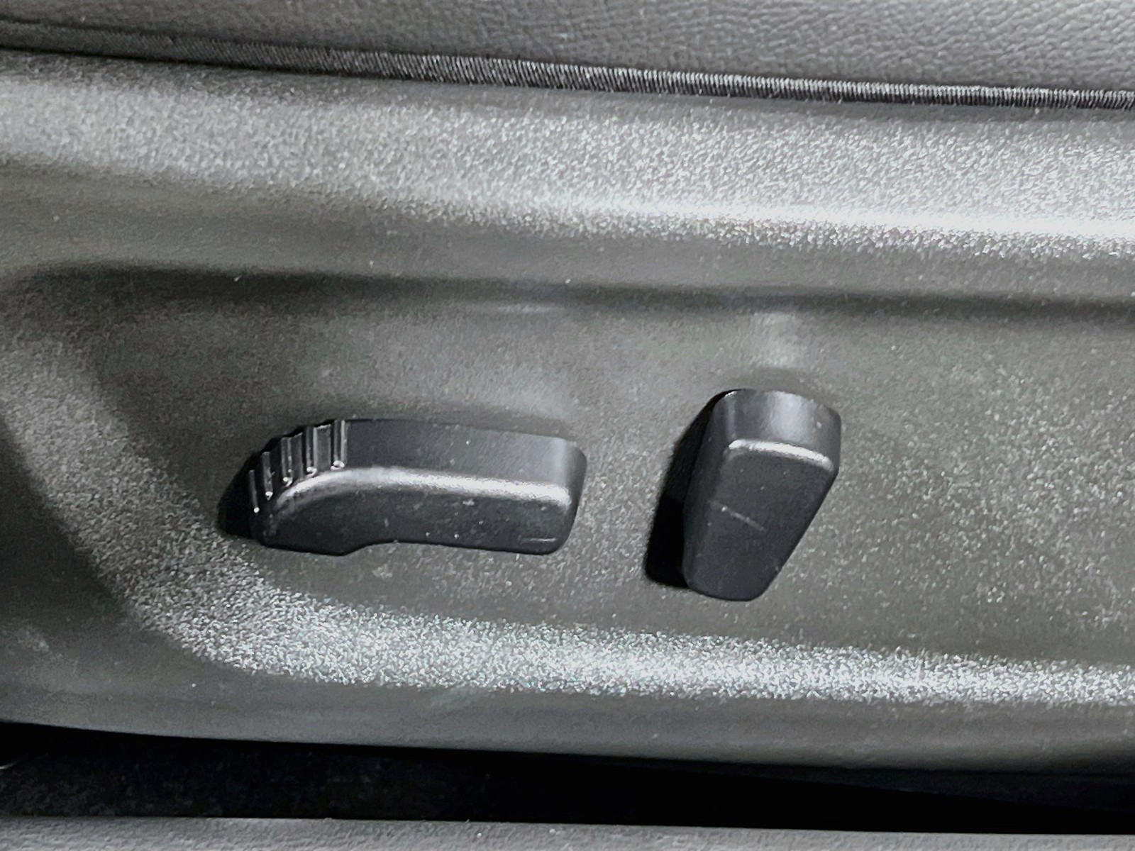 Used 2019 Blue Nissan 2.5 SR image 13