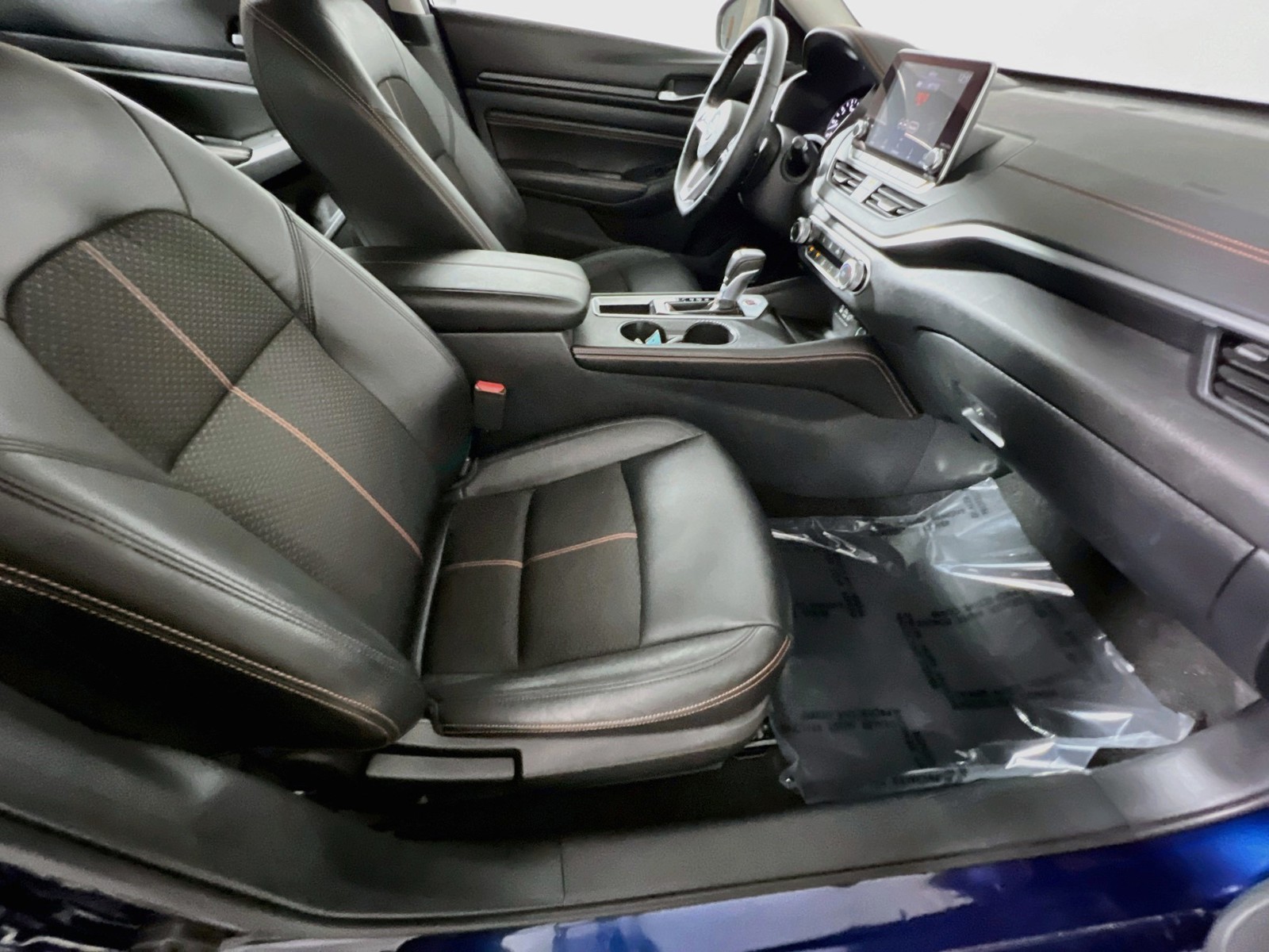 Used 2019 Blue Nissan 2.5 SR image 28