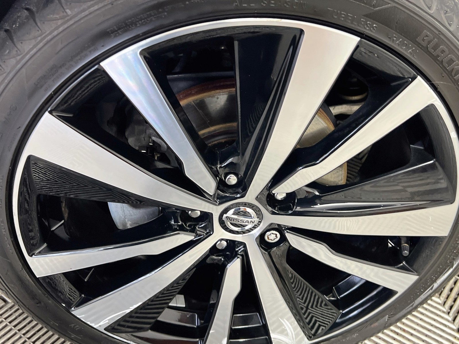 Used 2019 Blue Nissan 2.5 SR image 11