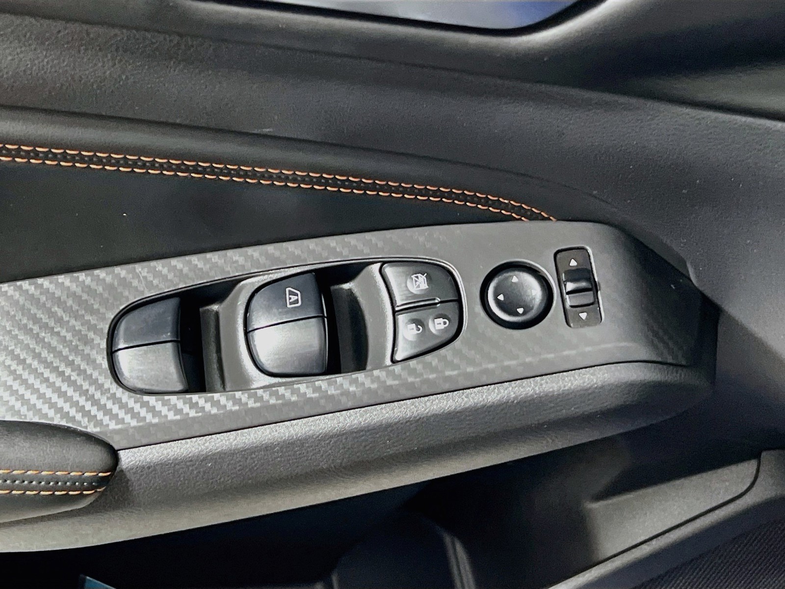 Used 2019 Blue Nissan 2.5 SR image 14