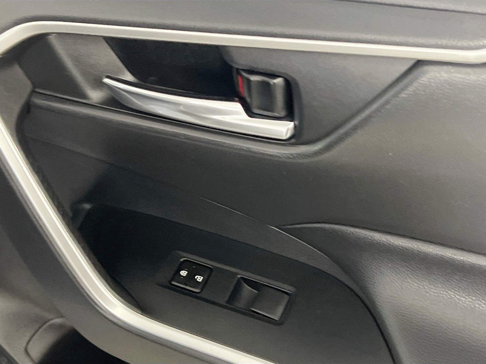 Certified Used 2020 Silver Toyota XLE image 29