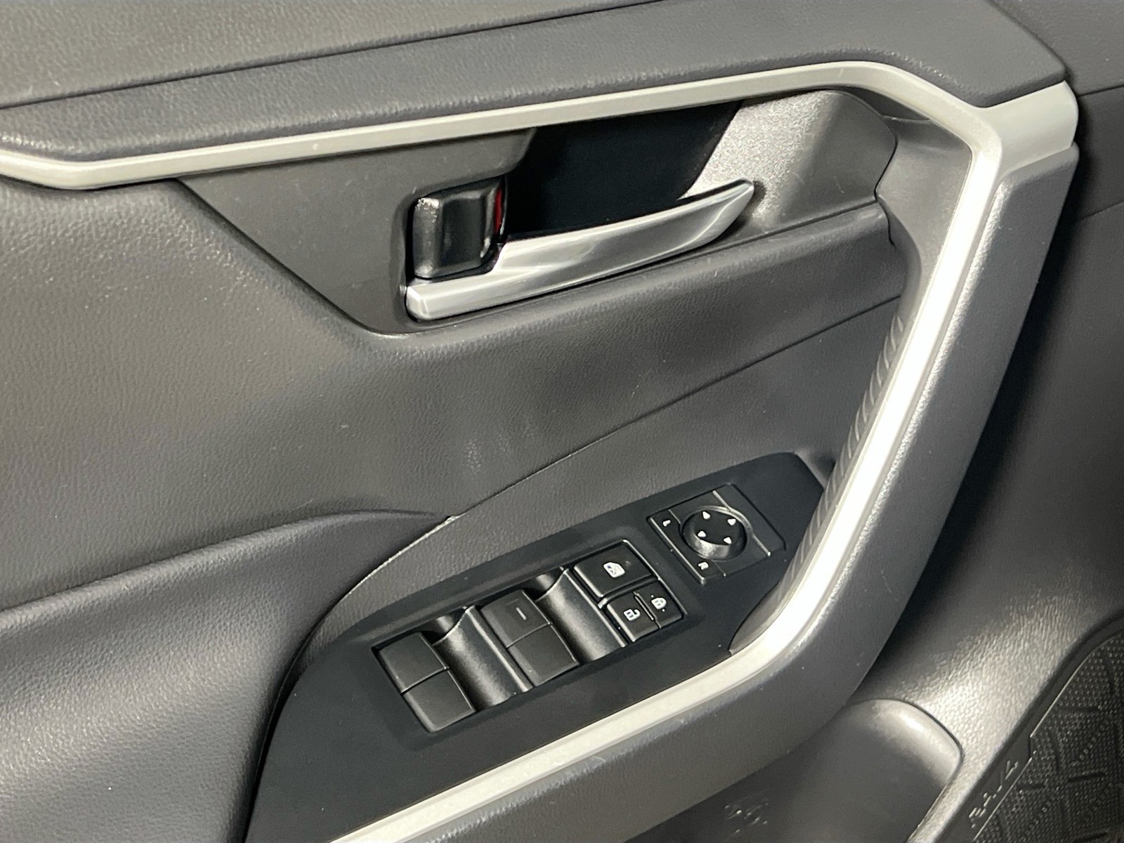 Certified Used 2020 Silver Toyota XLE image 14