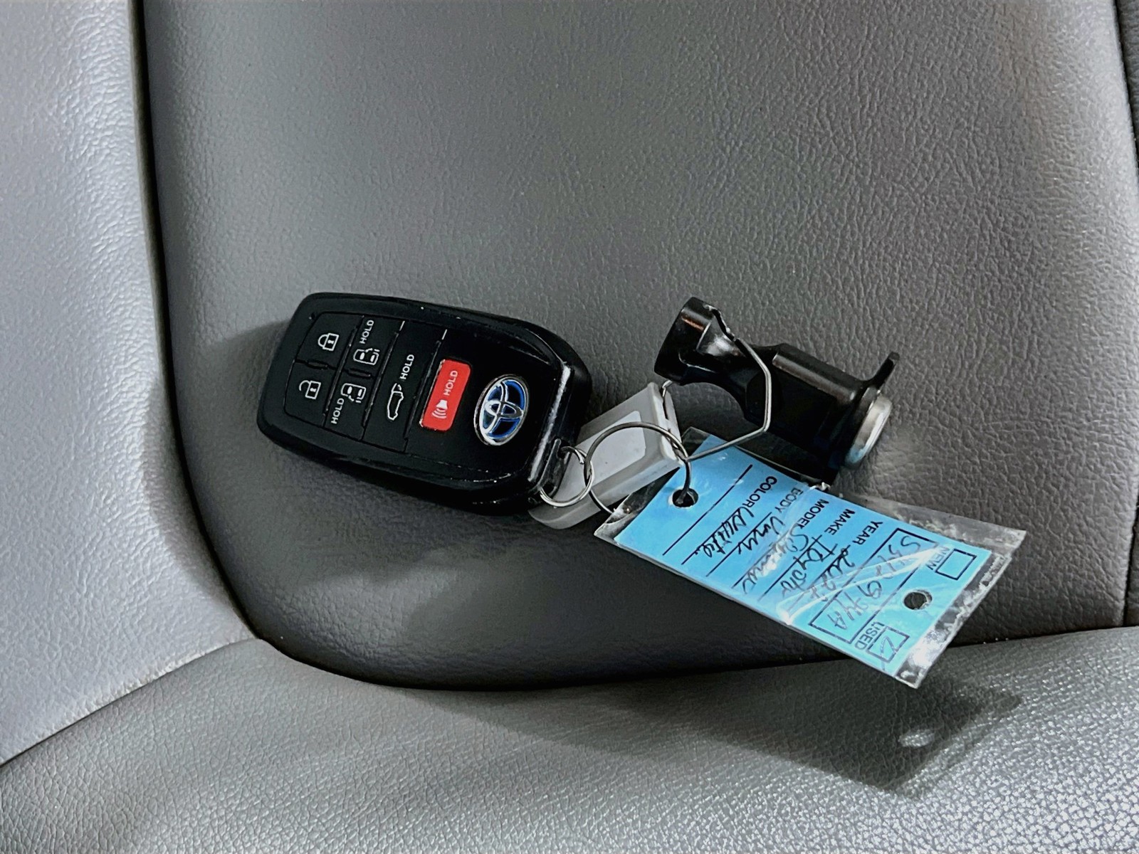 Used 2022 Beige Toyota XLE image 33