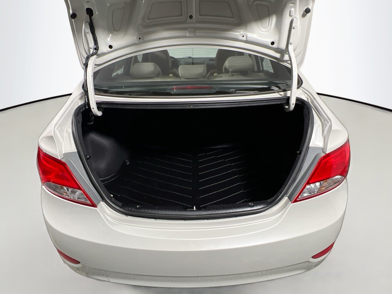 Used 2016 Beige Hyundai SE image 26